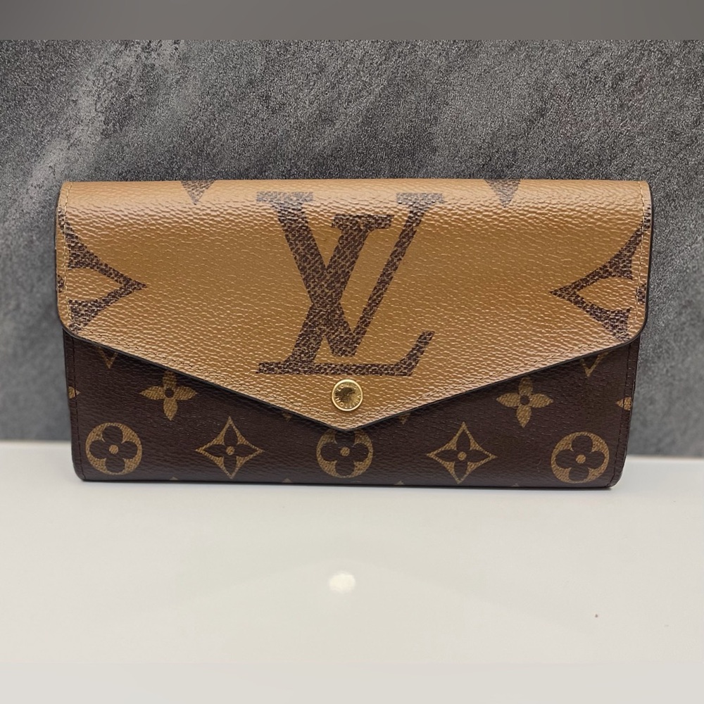 LOUIS VUITTON
Reverse Monogram Giant Sarah Wallet